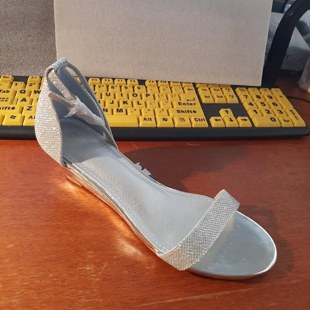 NEW ! Mysoft Women Open Toe Ankle Strap Low Wedge Sandal Silver Glitter Size 8.5